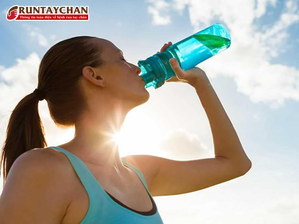 Uống đầy đủ nước giúp bạn giảm được run tay khi tập thể hình